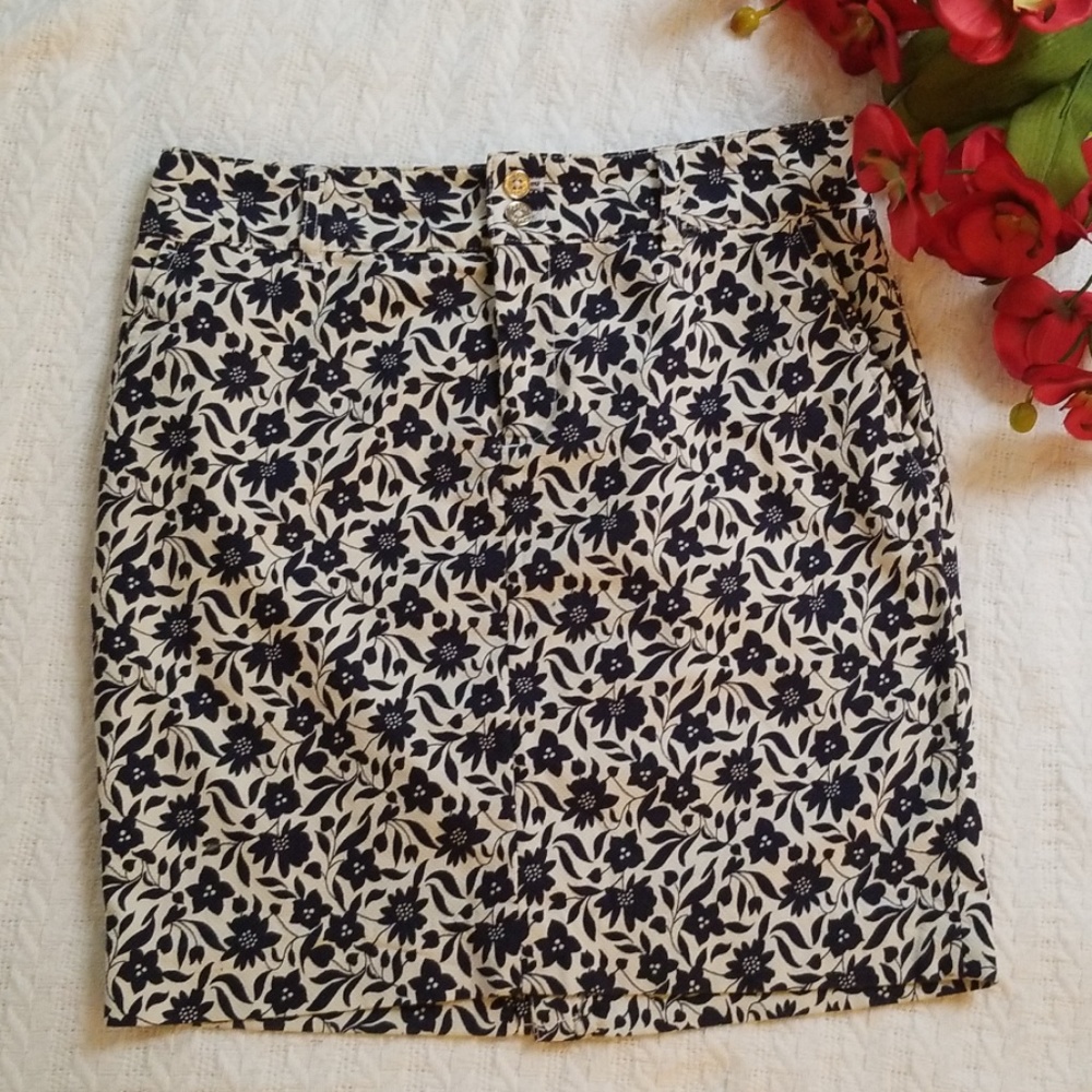 NWOT Chaps skirt, size 4